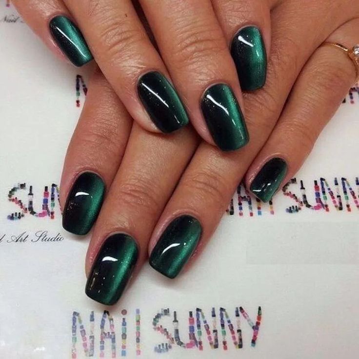 Elegant Ombre Nail Design: Dark Green and Black with Glossy Finish.