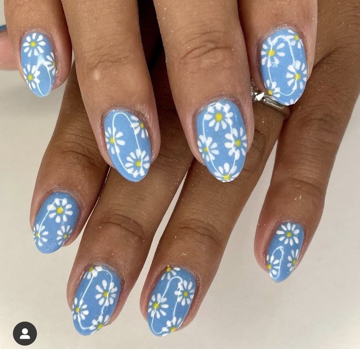 Elegant Floral Nail Design with Soft Blue Background and Delicate White Daisies