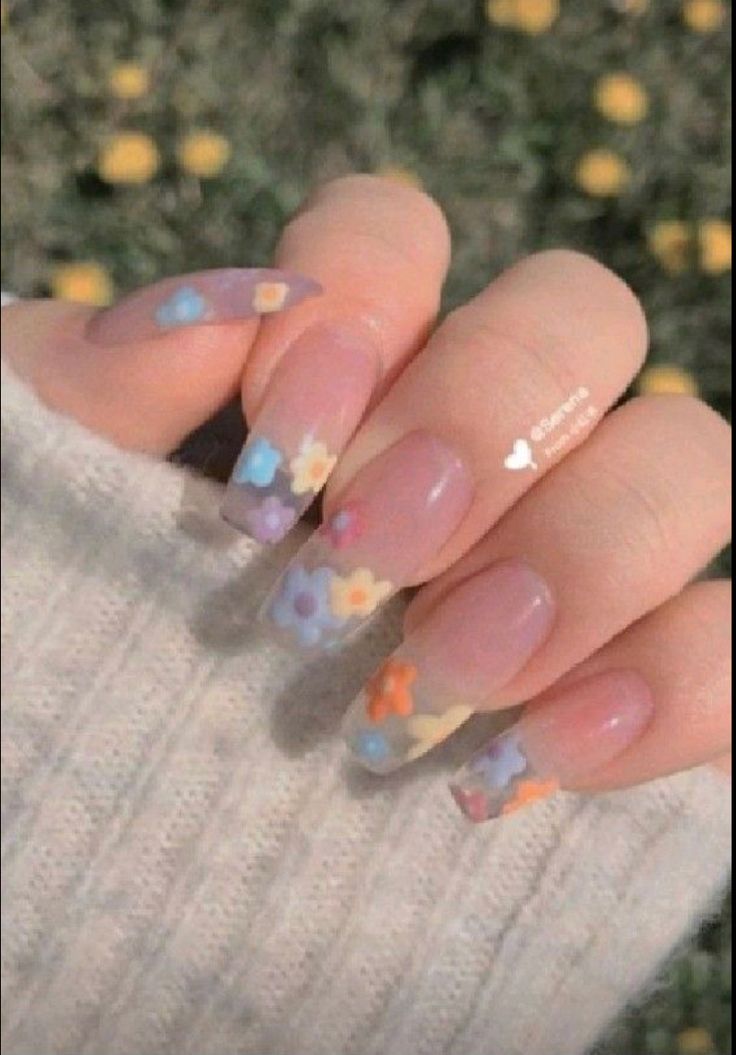 Elegant Pastel Floral Nail Design for a Cheerful Spring Vibe.