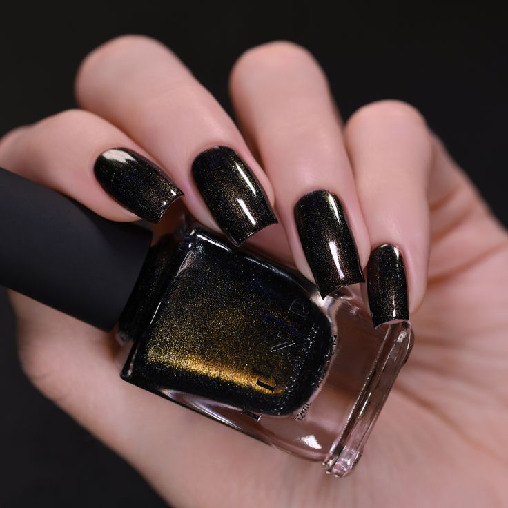 Elegant Black and Gold Nail Design for Glamorous Everyday and Special Occasions.