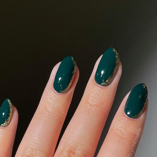 Chic Emerald Green Manicure with Gold Accents: A Striking and Sophisticated Look.