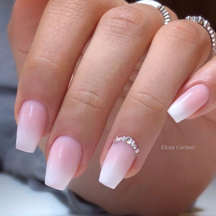 Sophisticated Ombre Nails with Sparkling Rhinestone Accent and Square Shape.