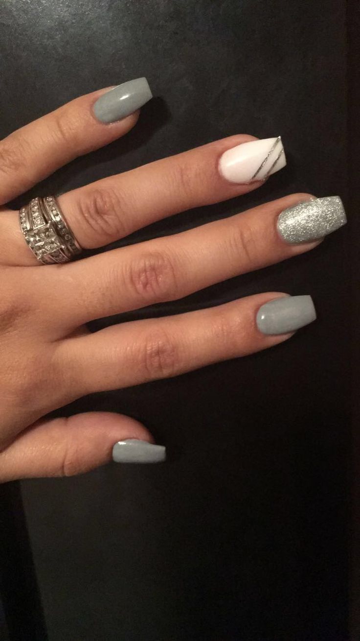 Chic Nail Design: Modern Gray Tones with Matte, Glossy Finishes and Glitter Accents.