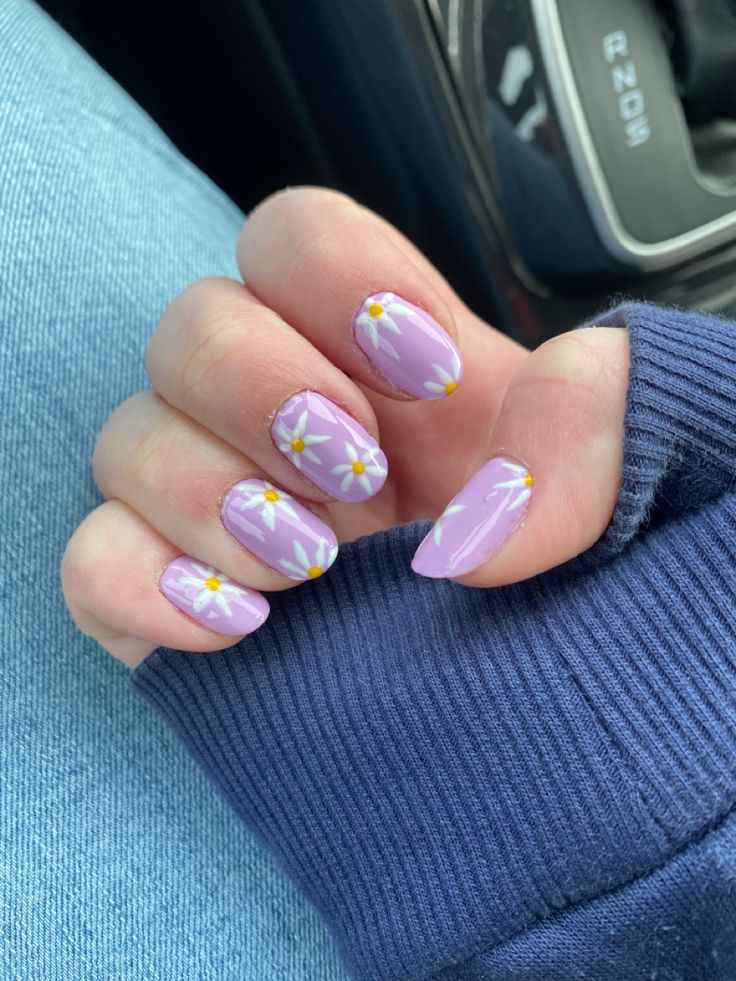 Delicate Floral Pastel Purple Manicure for a Cheerful Spring Look.