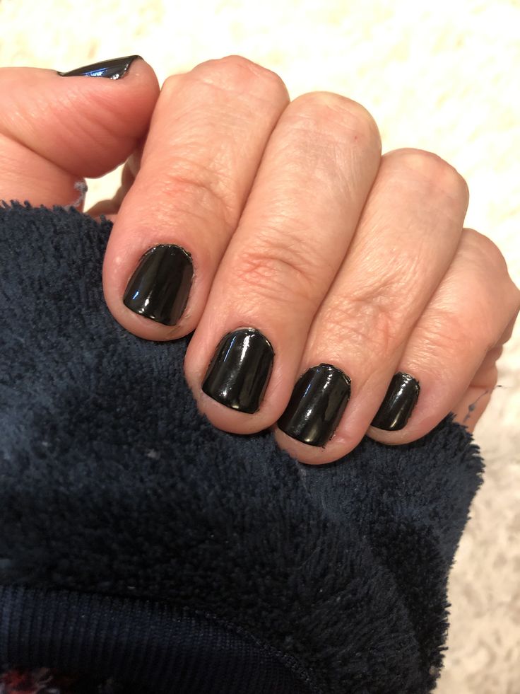 Chic Glossy Black Nail Design: Elegance and Versatility for Any Occasion