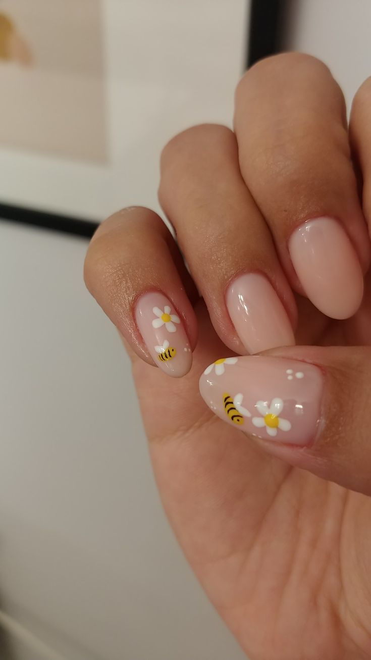 Delicate Floral Nail Design with Daisies and Bees for a Cheerful Spring Vibe.