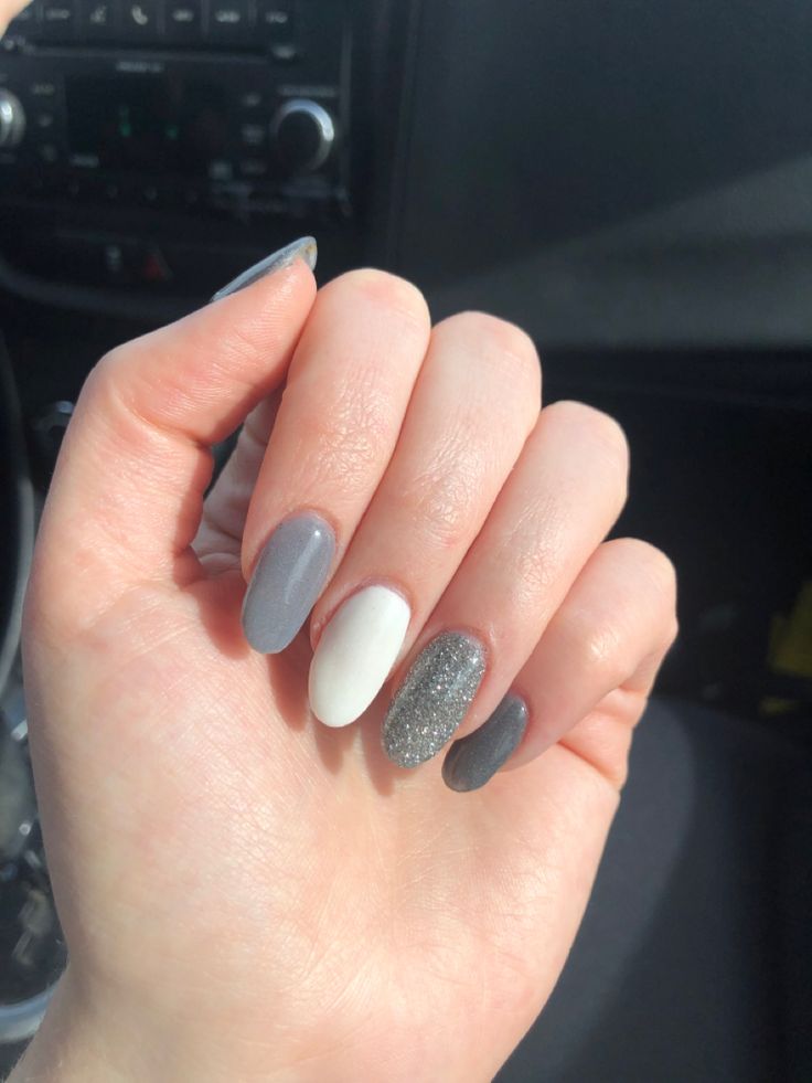 Chic Nail Design: Muted Gray Tones with Glossy Finish and Sparkling Accent