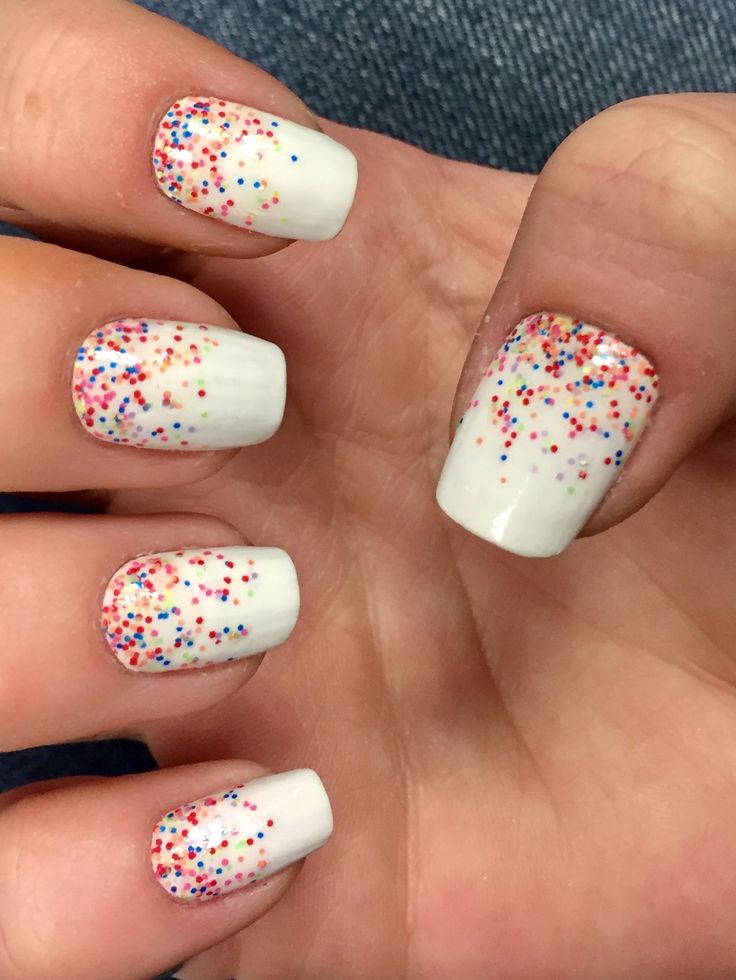 Vibrant Glittered Nails: Festive Red and Blue Gradient on a Fresh White Base with Trendy Square Tips