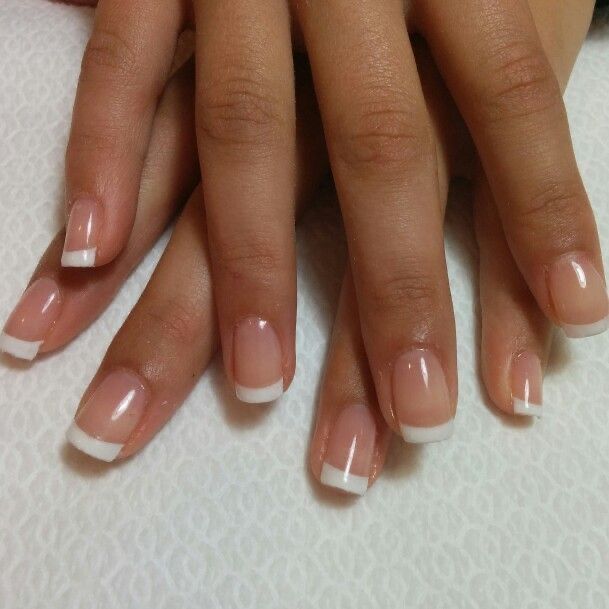 Timeless Classic French Manicure: Elegant White Tips on a Natural Nude Base.