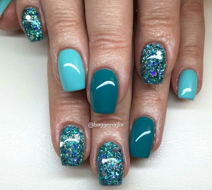 Striking Turquoise Nail Design: A Bold Blend of Solid and Glitter Finishes.