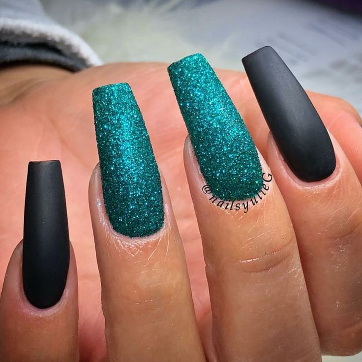 Bold Contrast: Glittery Teal Nails with Matte Black Accents for a Sophisticated Look