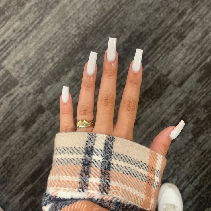 Chic Glossy White Square Nails Paired with a Cozy Sweater and Gold Ring.