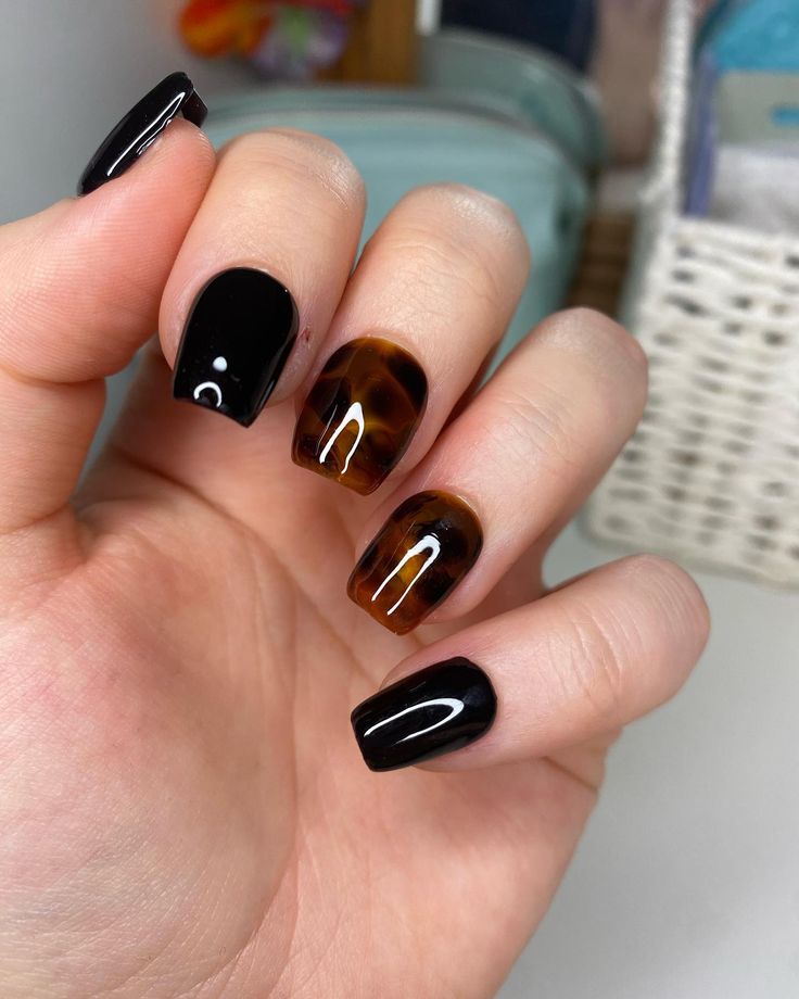 Chic Glossy Black and Tortoiseshell Nail Design for a Bold Statement.