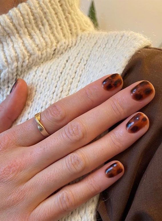 Elegant Tortoiseshell Nail Design in Brown and Amber Hues for Any Occasion.