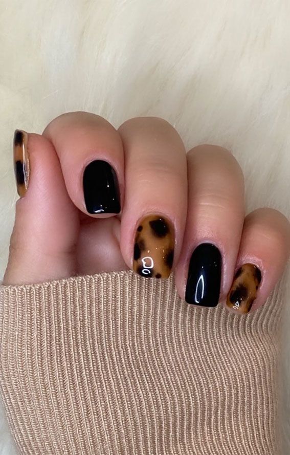 Elegant Black and Tortoiseshell Nail Design for a Chic Look