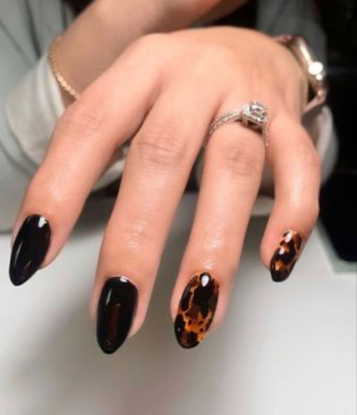 Elegant Almond-Shaped Nails with Chic Black and Tortoiseshell Design