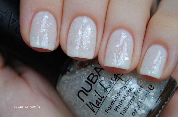 Chic Glitter Accent Nail Design: Subtle Elegance for Any Occasion