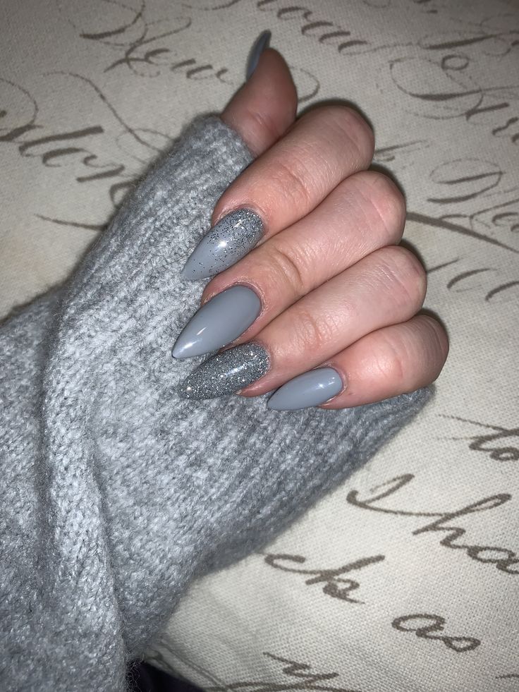 Chic Elegant Gray Nail Design: Matte and Glitter with Glamorous Accents