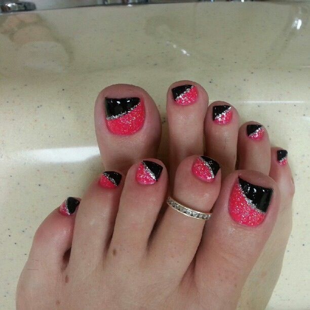 Vibrant Summer Pedicure: Glittery Pink and Glossy Black Design for Glamorous Appeal.