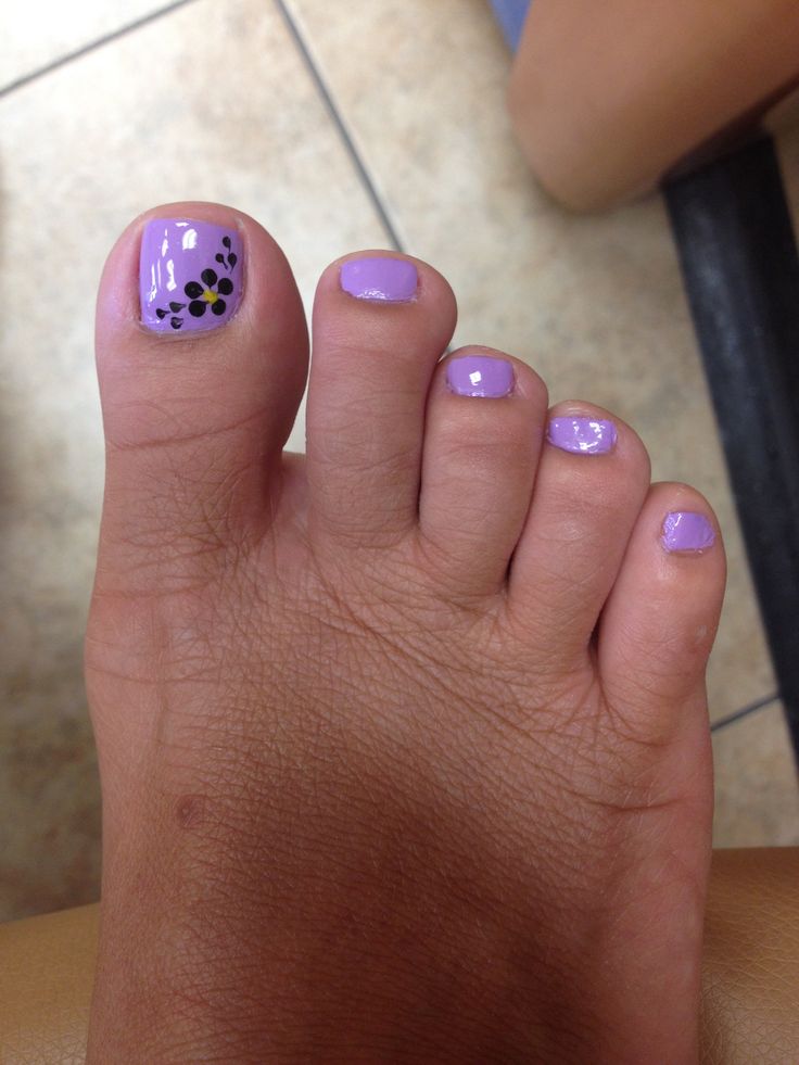 Glossy Lavender Pedicure with Floral Accents and Vibrant Black Flower Design on Big Toe