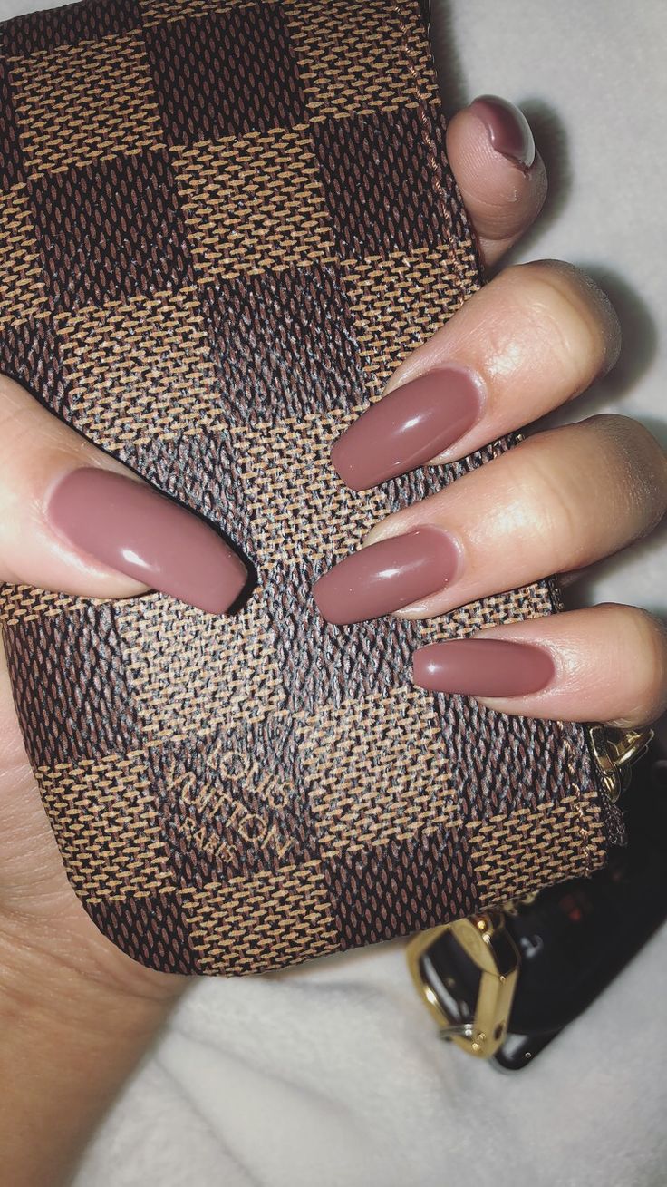 Chic Almond-Shaped Nails in Muted Mauve: A Modern Sophistication.