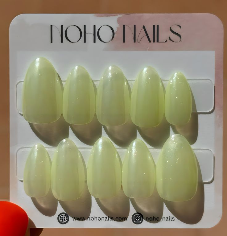 Delicate Soft Yellow Press-On Nails: Versatile Minimalist Aesthetic for Any Occasion.