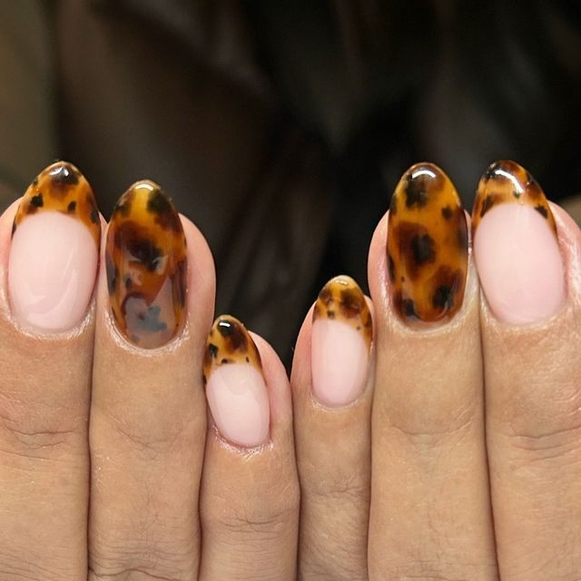 Chic Tortoiseshell Nail Design with Amber and Dark Brown Patterns on Nude Base.