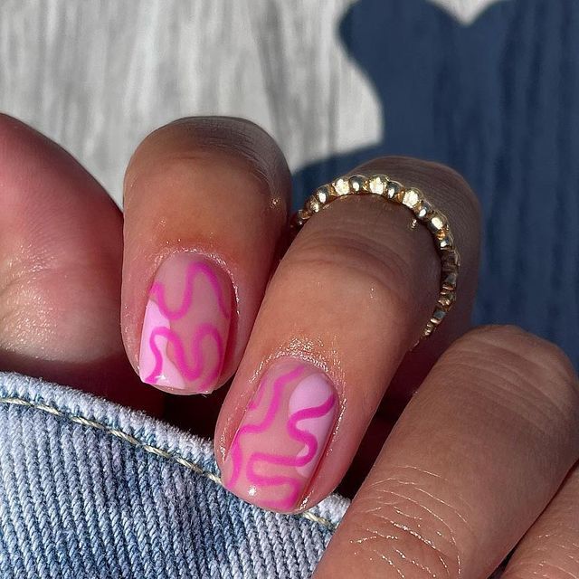 Chic Pink Wavy Nail Art Design with Gold Accent.