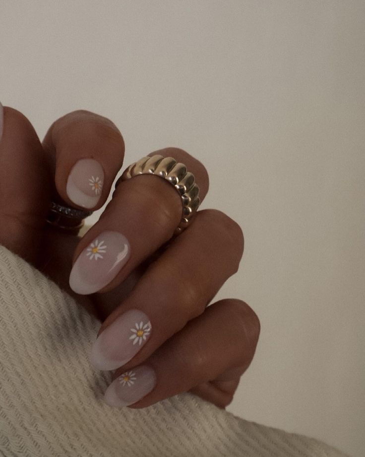 Charming Gradient Nail Design with Daisy Accents for Modern Elegance.