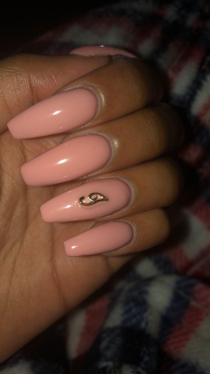 Chic Elegant Pink Nails with Glossy Finish and Gold Accents for Sophisticated Glamour.