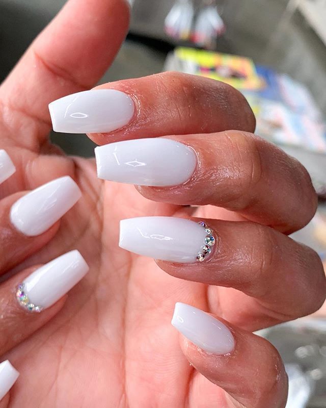 Chic White Acrylic Nails with Glossy Finish and Sparkling Embellishments